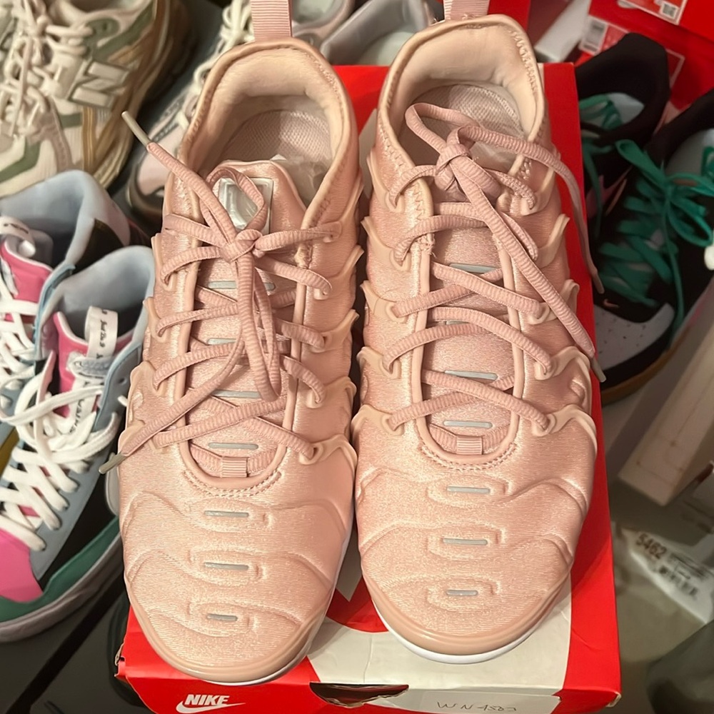 Nike pink Vapormax Plus
